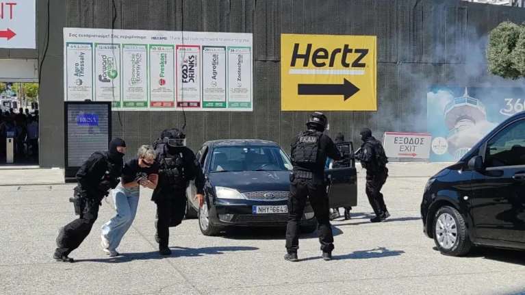 &quot;Περιστατικό ομηρίας&quot; στη ΔΕΘ: Η εντυπωσιακή άσκηση των ΕΚΑΜ [βίντεο]