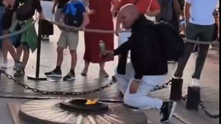 Εξοργισμένοι στη Γαλλία με θρασύτατο άνδρα που άναψε το τσιγάρο του από τη φλόγα στην Αψίδα του Θριάμβου [βίντεο]