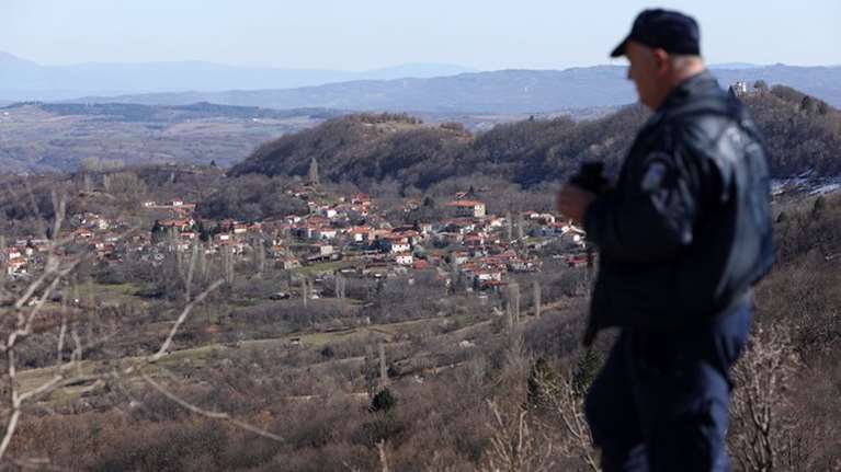 Κάτοικος Δαμασκηνιάς: &quot;Ένας ντυμένος... αστροναύτης μας πετάει ένα ψωμί στην πλατεία&quot;