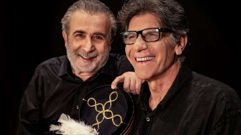 &quot;Ένας ήρωας με παντούφλες&quot;: Ο Μπέζος σκηνοθετεί τον Λαζόπουλο στη θρυλική ελληνική κωμωδία