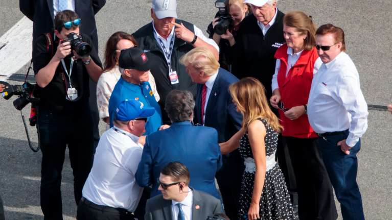 Ο Τραμπ δεν φοράει μάσκα αλλά... θα μοιράσει χιλιάδες στους ψηφοφόρους του για να τις φορέσουν στην επόμενη συγκέντρωση