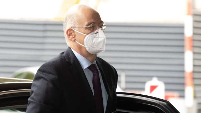 Δένδιας στο Euronews: Η Ε.Ε. οφείλει να υποστηρίζει τη δημοκρατία και όσους αγωνίζονται γι’ αυτήν