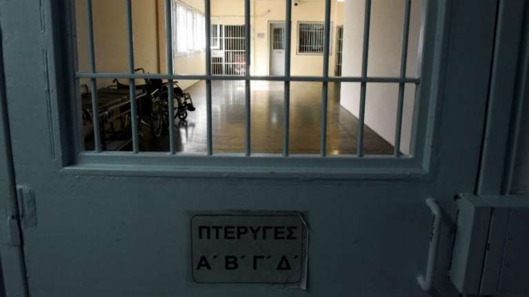 Έρευνες στις φυλακές: Τσεκούρια, σιδερολοστοί, μαχαίρια και ηρωίνη στα κελιά