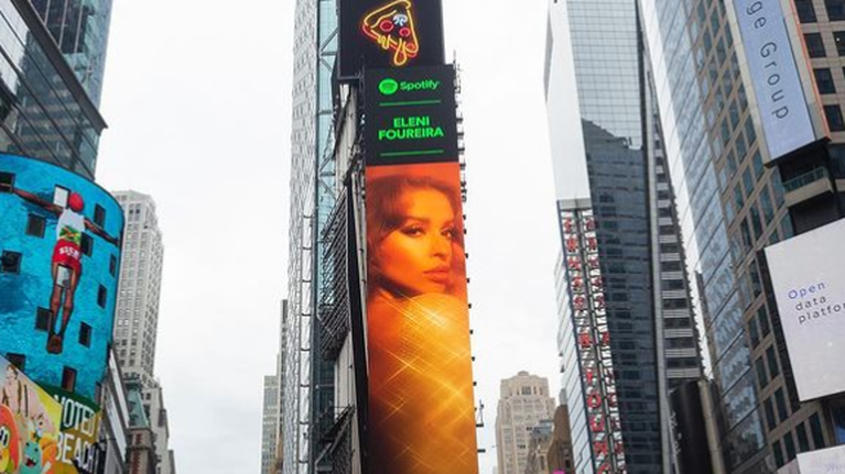 Η Φουρέιρα μπήκε σε billboard της Times Square στην Νέα Υόρκη [Εικόνες - Βίντεο]