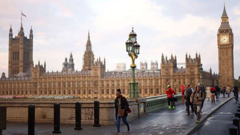 Βρετανία: Οι περισσότεροι ενήλικες στη χώρα δυσκολεύονται να πληρώσουν τους λογαριασμούς τους