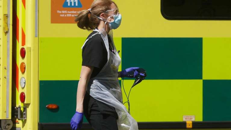 Στη δικαιοσύνη Βρετανοί γιατροί κατά της κυβέρνησης για έλλειψη προστατευτικού εξοπλισμού