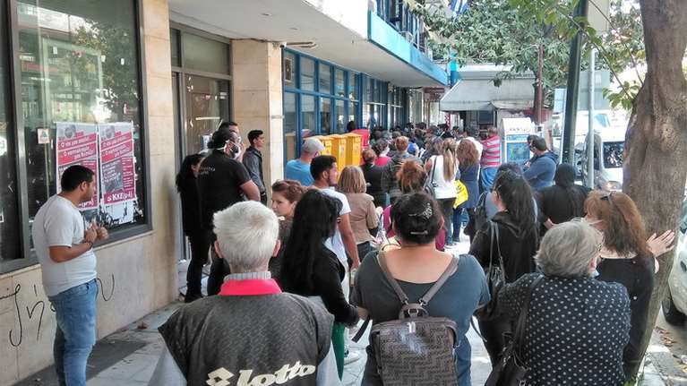 Αδιόρθωτοι: Απίστευτη ουρά και συνωστισμός έξω από το ταχυδρομείο Τρικάλων [εικόνες]