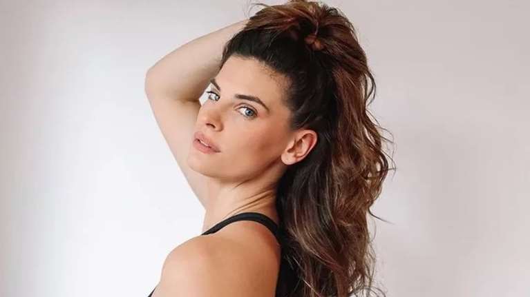 Η Χριστίνα Μπόμπα και οι δίδυμες, Αριάνα και Φιλίππα Τανιμανίδη, φόρεσαν τα bucket hats τους και έκαναν βόλτα στην Αντίπαρο