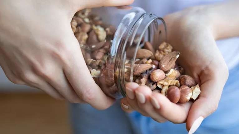 Αυτός είναι ο ξηρός καρπός που βοηθά στην ενίσχυση του μεταβολισμού και στην απώλεια βάρους
