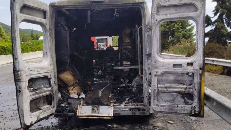 Απίστευτο: Ασθενοφόρο που μετέφερε ασθενή τυλίχθηκε στις φλόγες κοντά στον κόμβο Βελεστίνου [Βίντεο]