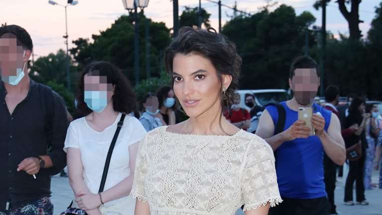 &quot;Μία σύγχρονη Ποκαχόντας&quot;: Η Δήμητρα Κούστα με boho look σε επίδειξη υψηλής ραπτικής