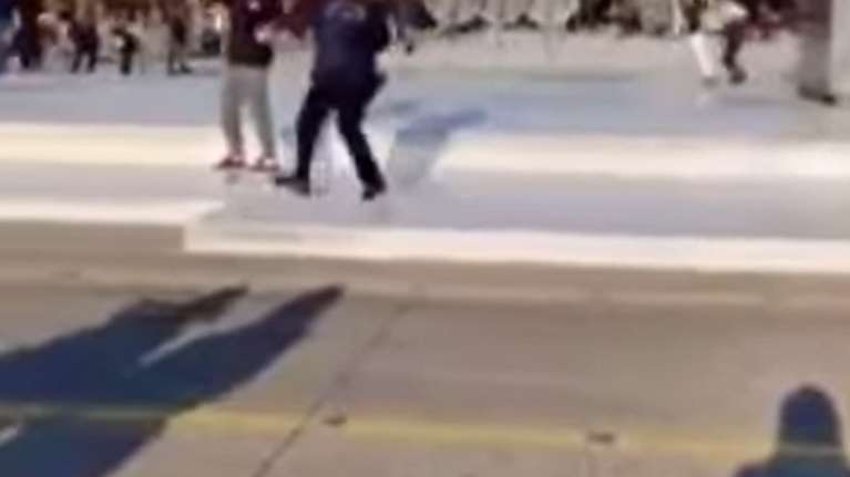 Θεσσαλονίκη: Αστυνομικοί κυνηγούν και προσαγάγουν νεαρούς που έκαναν skate [βίντεο]