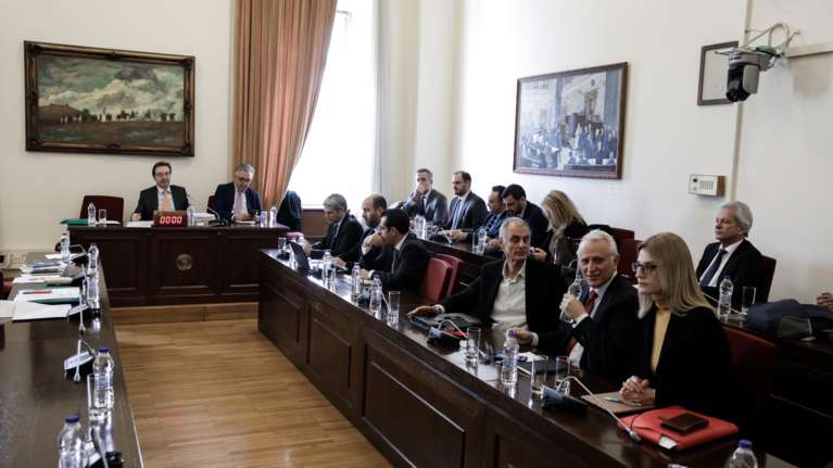 Αποχώρησε το ΚΚΕ από την προανακρτική - Θέλει να βγουν οι &quot;κουκούλες&quot;