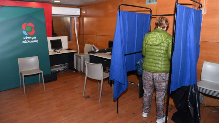 Εκλογές στο ΚΙΝΑΛ: 3 ευρώ το αντίτιμο - Τι ώρα ανοίγουν οι κάλπες - Τα έγγραφα που πρέπει να έχουν οι ψηφοφόροι