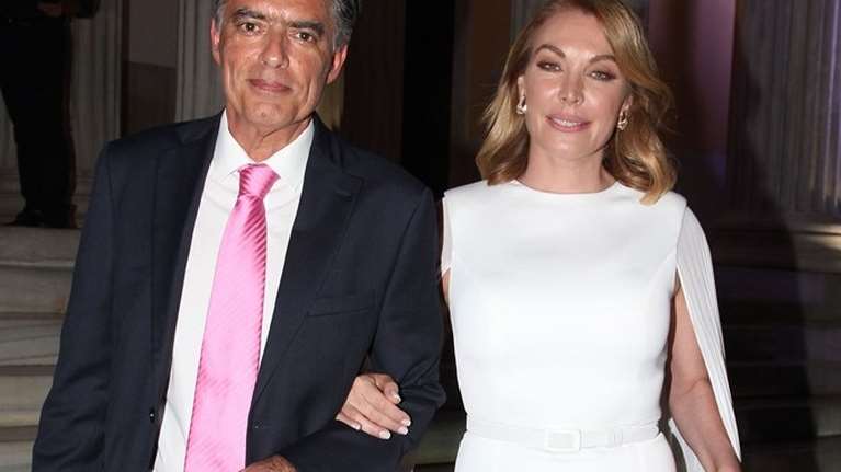 21 χρόνια πριν: Η Τατιάνα Στεφανίδου με μίνι νυφικό στο πλευρό του Νίκου Ευαγγελάτου