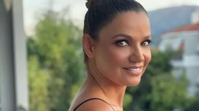 Άβαφη και ευτυχισμένη: Η Παναγιώτα Βλαντή φόρεσε το ολόσωμο μαγιό της και κολύμπησε στα πιο μαγευτικά, τιρκουάζ νερά