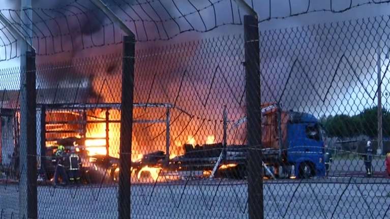 Θεσσαλονίκη: Φωτιά σε τέσσερα φορτηγά στο λιμάνι - Μεγάλη κινητοποίηση της πυροσβεστικής
