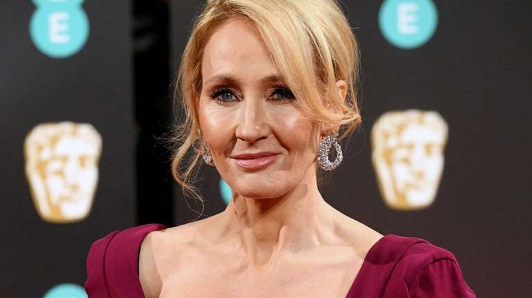 Η J.K. Rowling μάς δείχνει την βιβλιοθήκη της και τι βιβλία διαβάζει