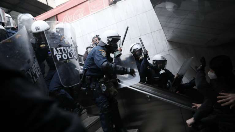 Ομόνοια: Άγριες συμπλοκές υποστηρικτών του Κουφοντίνα με ΜΑΤ στην είσοδο του Μετρό [Εικόνες-Βίντεο]