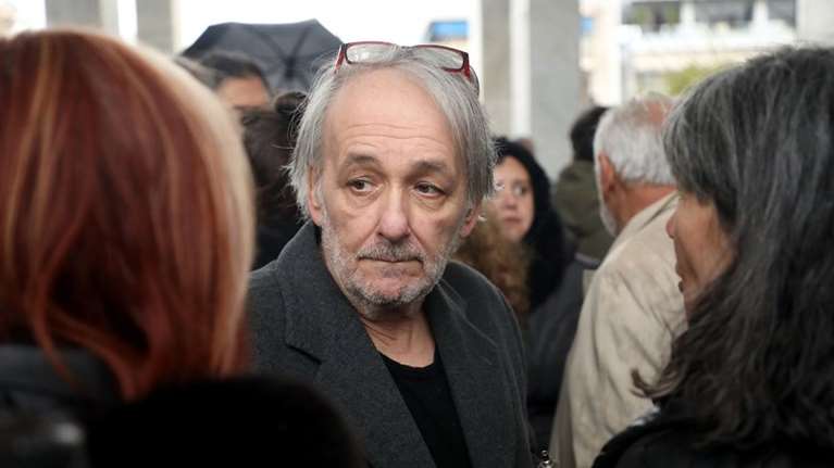 Χειροπέδες στον Ανδρέα Μικρούτσικο και στη σύντροφό του - Τα εντάλματα σε βάρος τους και ο τυχαίος έλεγχος της ΔΙΑΣ