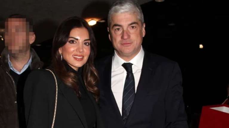 Σταματίνα Τσιμτσιλή: Με τον Θέμη Σοφό στο Κολέγιο Αθηνών - Τo ασημί Chanel τσαντάκι της