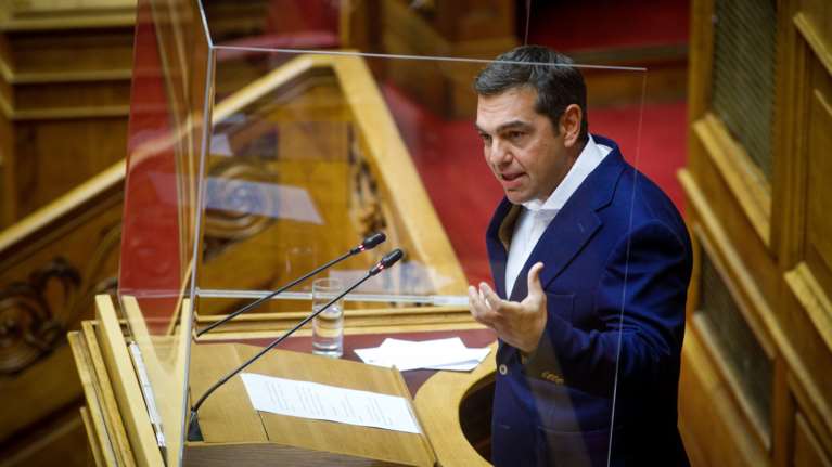 Τσίπρας: Σκληρή κριτική στην κυβέρνηση για τη ΔΕΗ  - &quot;Αντιγράφει τον Φωτόπουλο&quot; απαντά το Μαξίμου