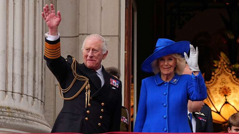 Ο Κάρολος κάνει κούνια με τον πρίγκιπα Φίλιππο  και η Καμίλα αγκαζέ με τον πατέρα της: Οι φωτογραφίες από το παρελθόν τους