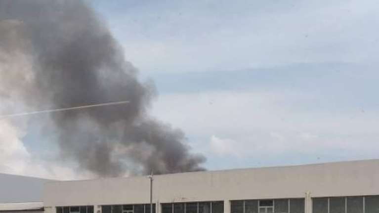 Φωτιά σε εργοστάσιο ανακύκλωσης στη Μάνδρα: Μήνυμα του 112 - "Παραμείνετε σε κλειστούς χώρους"