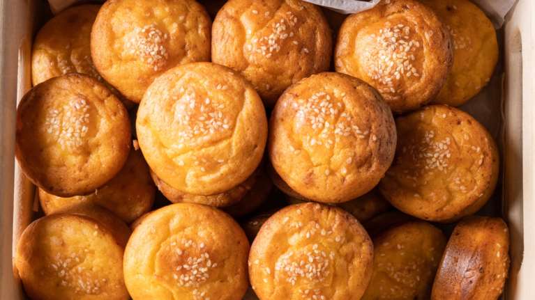 Η πιο εύκολη συνταγή για τυρόπιτα με 4 υλικά: Χωρίς φύλλο, χωρίς βούτυρο