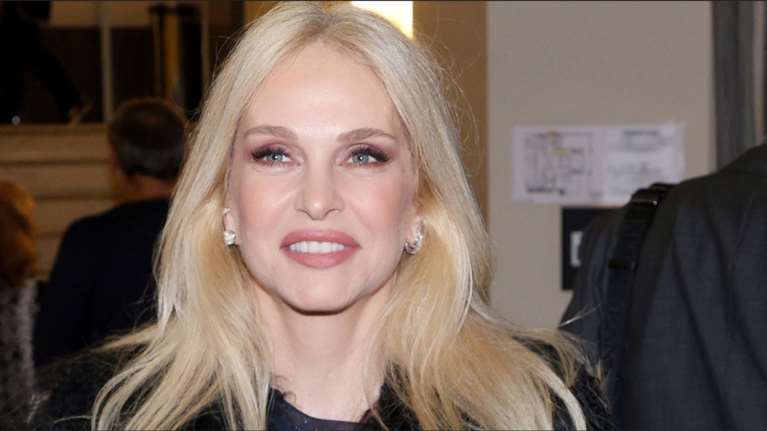 Μαρί Κωνσταντάτου: Η rock glam εμφάνιση στην Αθήνα με κολάν και σιθρού τοπ