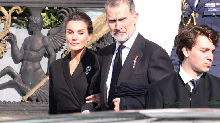 Ισπανία: Σε επιμνημόσυνη τελετή στη μνήμη των θυμάτων από τις πλημμύρες  ο βασιλιάς Φελίπε και η  Λετίθια