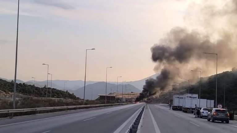 Φορτηγό τυλίχθηκε στις φλόγες μετά τη σήραγγα Παραμυθιάς  – Κλειστή η Εγνατία και στα δύο ρεύματα
