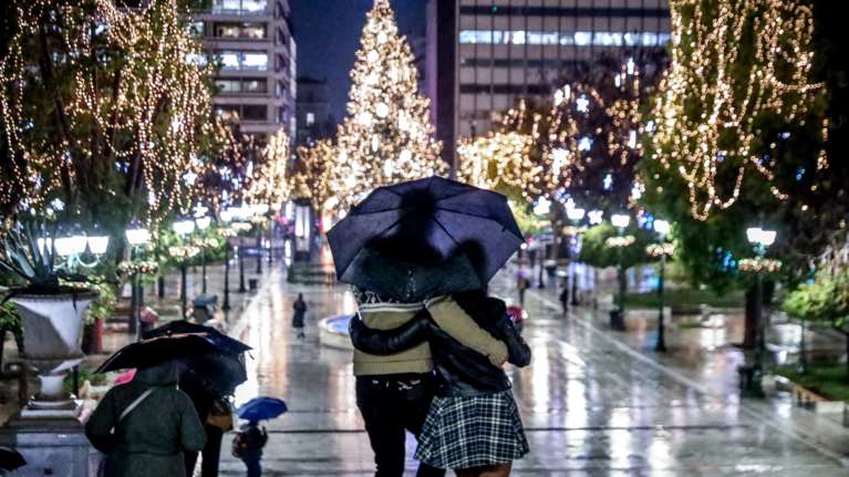 Κεραυνοί πάνω από το χριστουγεννιάτικο δέντρο στο Σύνταγμα - Εικόνες από την κακοκαιρία στην Αθήνα