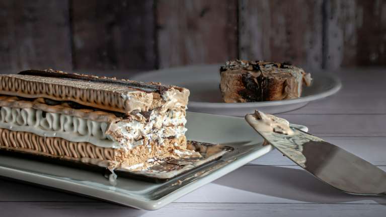 Θεϊκή συνταγή για τούρτα παγωτό με 3 μόνο υλικά - Πανεύκολη, με σούπερ γεύση