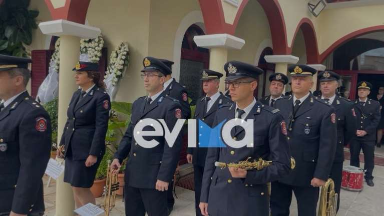 Ημέρα πένθους στην Εύβοια: Θρήνος στην κηδεία του αδικοχαμένου πυροσβέστη που έπεσε σε χαράδρα