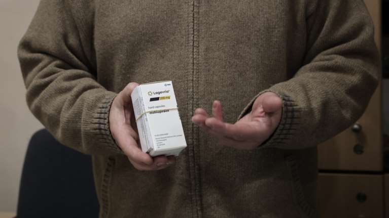 Κορονοϊός: Ξεκινά η διάθεση των αντιικών χαπιών στην Ελλάδα - Οι επιλέξιμοι ασθενείς και η διαδικασία αίτησης