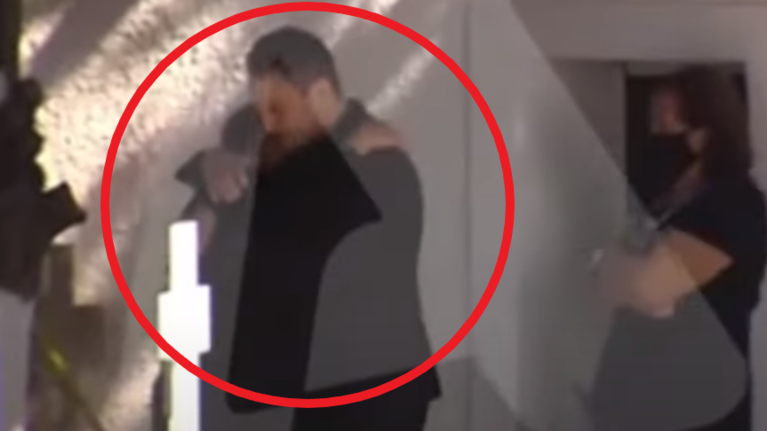 Γλυκά Νερά: Τα δάκρυα του πιλότου στο μνημόσυνο της Καρολάιν λίγο πριν μεταφερθεί στη ΓΑΔΑ [βίντεο]