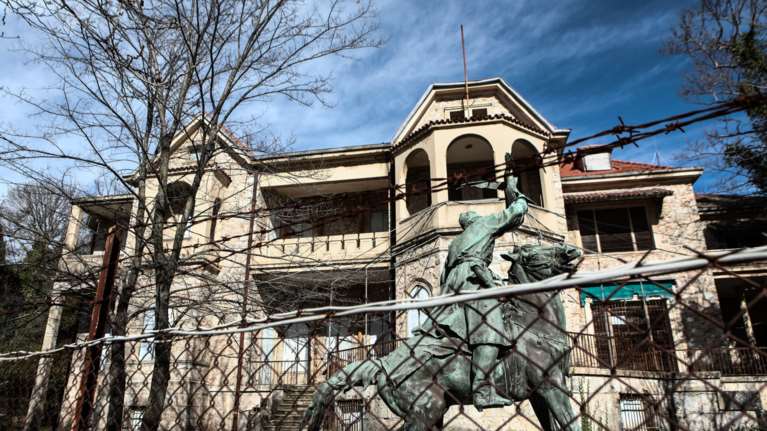 Φωτιά στη Βαρυμπόμπη: Σε απόσταση αναπνοής από το Τατόι η πυρκαγιά - Κοντά στα κοντέινερ με τους ανεκτίμητους θησαυρούς