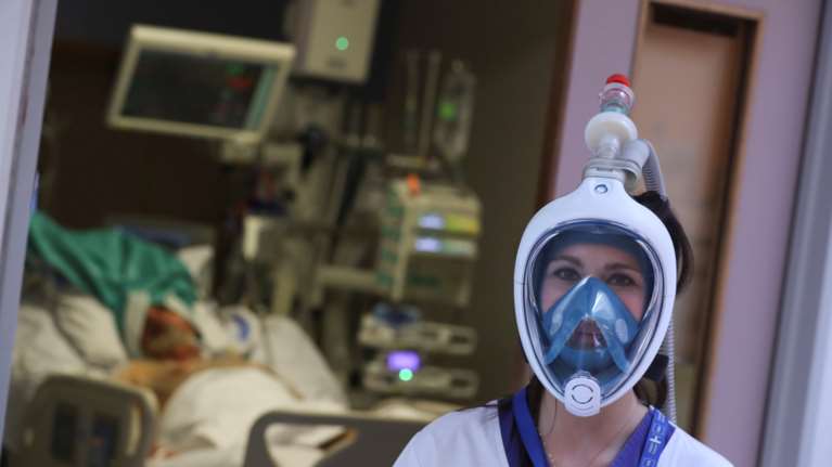 Κορονοϊός: Μετατρέπουν μάσκες θαλάσσης σε αναπνευστήρες ασθενών ή μάσκες προστασίας γιατρών