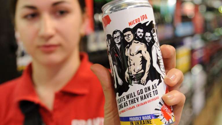 Ο Ζελένσκι σε... κουτάκι μπύρας χωρίς μπλούζα - Μαζί με το επιτελείο του [εικόνες]