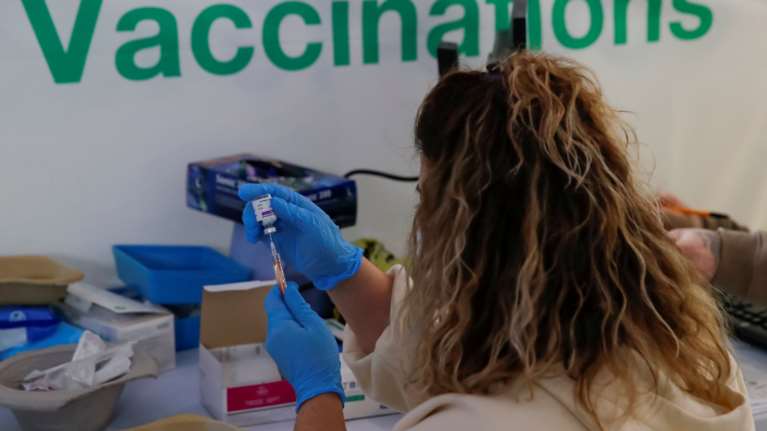 Γκάγκα για AstraZeneca: Aν υπάρχει εναλλακτικό εμβόλιο για μια νεαρή γυναίκα, να το επιλέξει