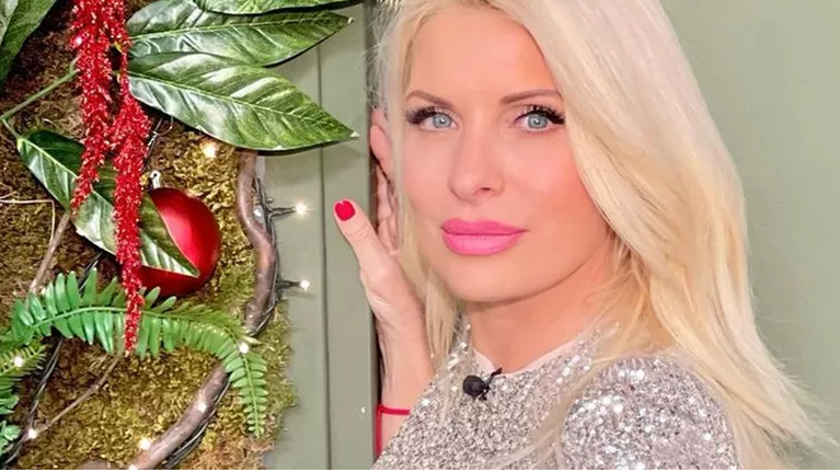 Η Ελένη Μενεγάκη με το top που θα σας αναδείξει στην πιο καλοντυμένη των φετινών γιορτών