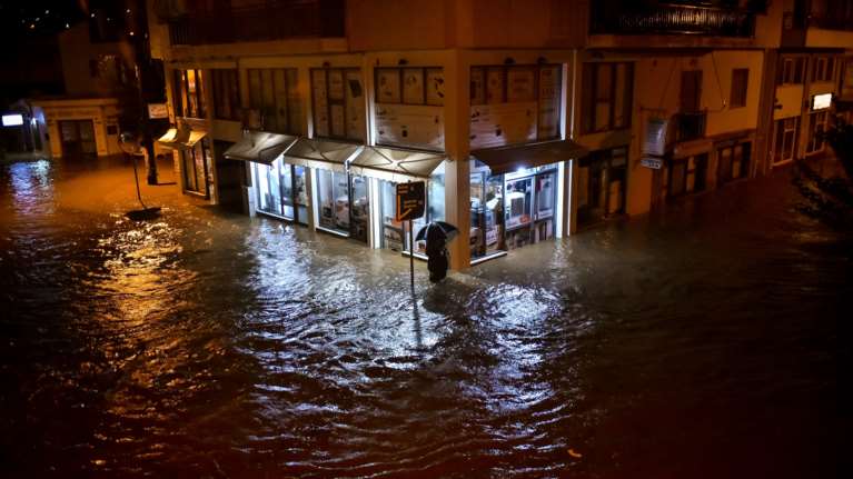 Η καταστροφή στον Βόλο σε 10 φωτογραφικά καρέ: Πλημμύρισαν τα πάντα, τόνοι λάσπης, ολονύχτιοι απεγκλωβισμοί