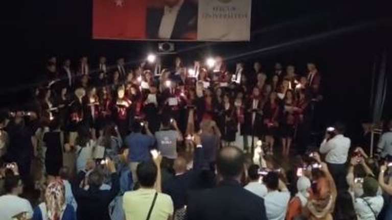 Απίστευτες εικόνες στην Τουρκία: Έκλεισαν τα φώτα σε φοιτητές γιατί διάβασαν τον Όρκο του Ιπποκράτη [Βίντεο]
