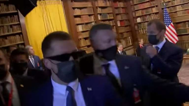 Χάος στη συνάντηση Μπάιντεν - Πούτιν: Σπρωξίματα και φωνές ανάμεσα σε Αμερικανούς και Ρώσους δημοσιογράφους [Βίντεο]