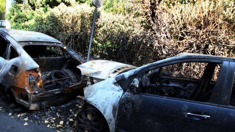 Μπαράζ εμπρησμών στην Αθήνα: Πυρπόλησαν έξι αυτοκίνητα και τρεις μηχανές [βίντεο]