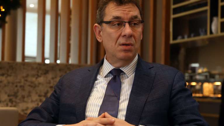 Άλμπερτ Μπουρλά: Γιατί είναι κατά της άρσης της πατέντας για τα εμβόλια - &quot;Θα ήταν περίπλοκο&quot;