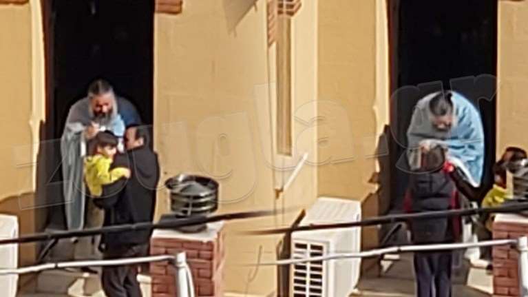 Κρύβεται για να αποφύγει το αυτόφωρο ο ιερέας που κοινώνησε πιστούς και παιδιά στο Κουκάκι