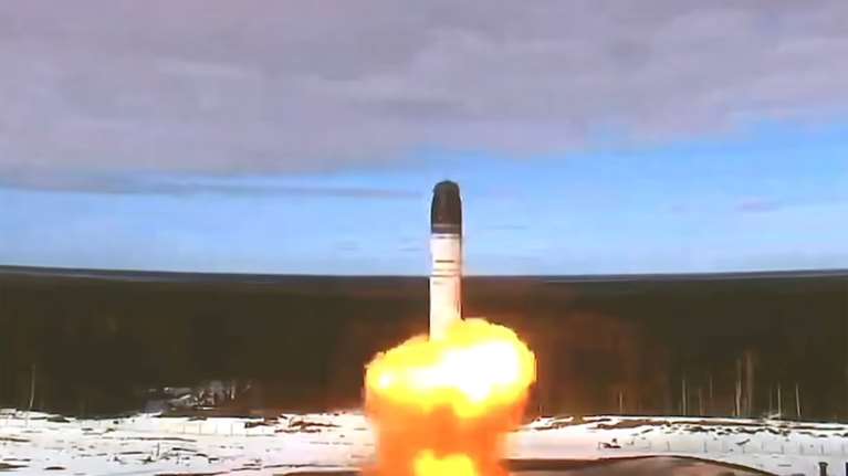 Γιγάντιο ραδιενεργό τσουνάμι θα &quot;πνίξει&quot; τη Βρετανία: Ρώσος παρουσιαστής λέει στον Πούτιν να ρίξει υποβρύχια πυρηνικά [βίντεο]