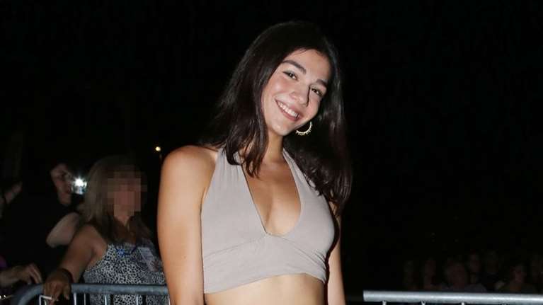 Η Μελίνα Νικολαΐδη είναι μία πολύ τρυφερή κόρη: Στη συναυλία της μητέρας της με άκρως καλοκαιρινό look